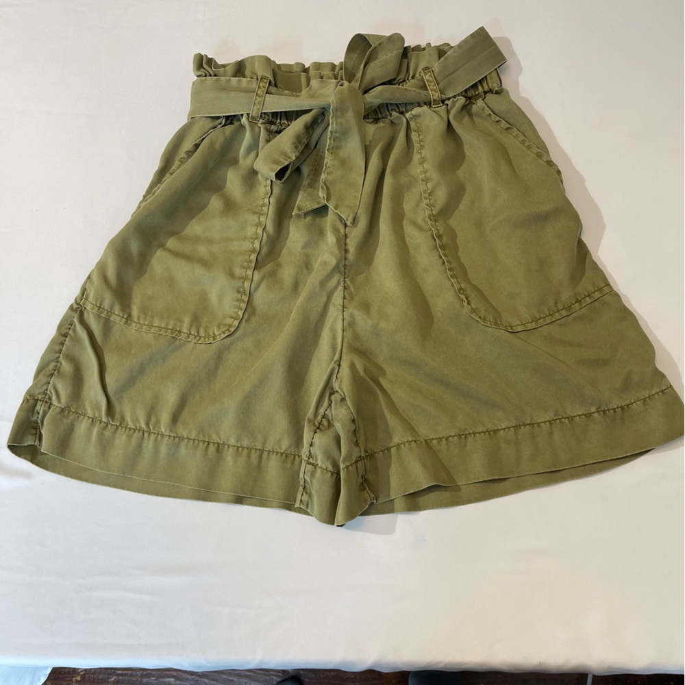 THE DROP WOMENS SHORTS. SIZE M Elastic waist, Nice condition, drab gree…